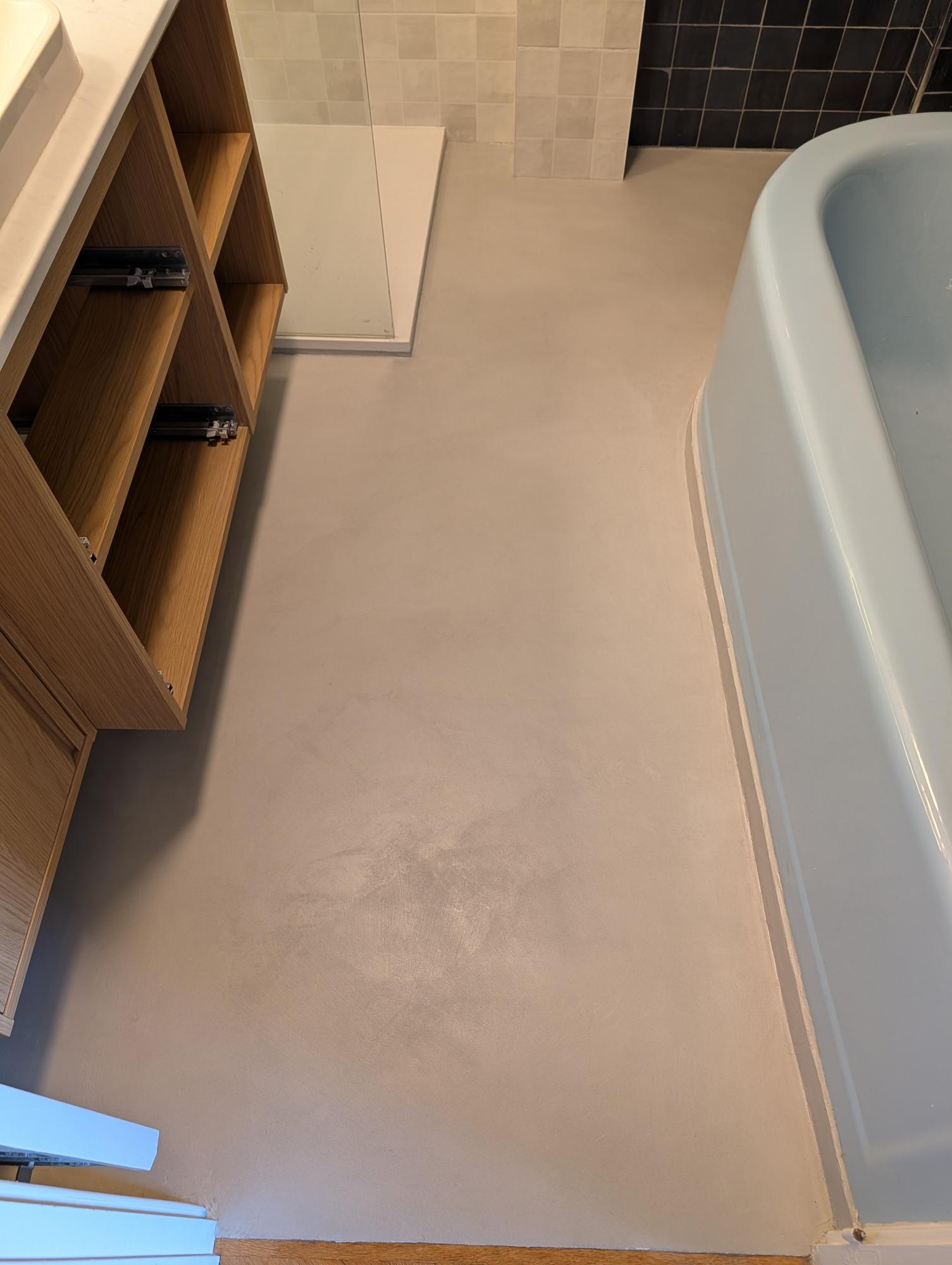 sol de salle de bain en b&eacute;ton cir&eacute;