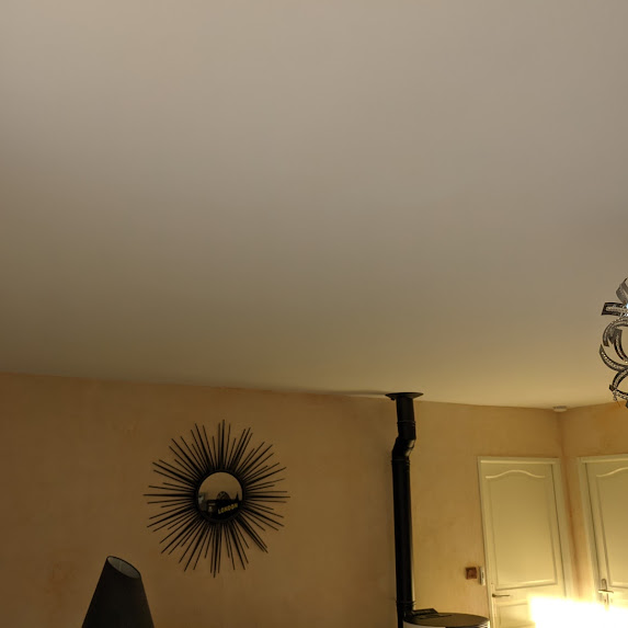 plafond blanc du s&eacute;jour r&eacute;nov&eacute;