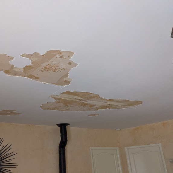plafond blanc avec un d&eacute;&acirc;t des eaux