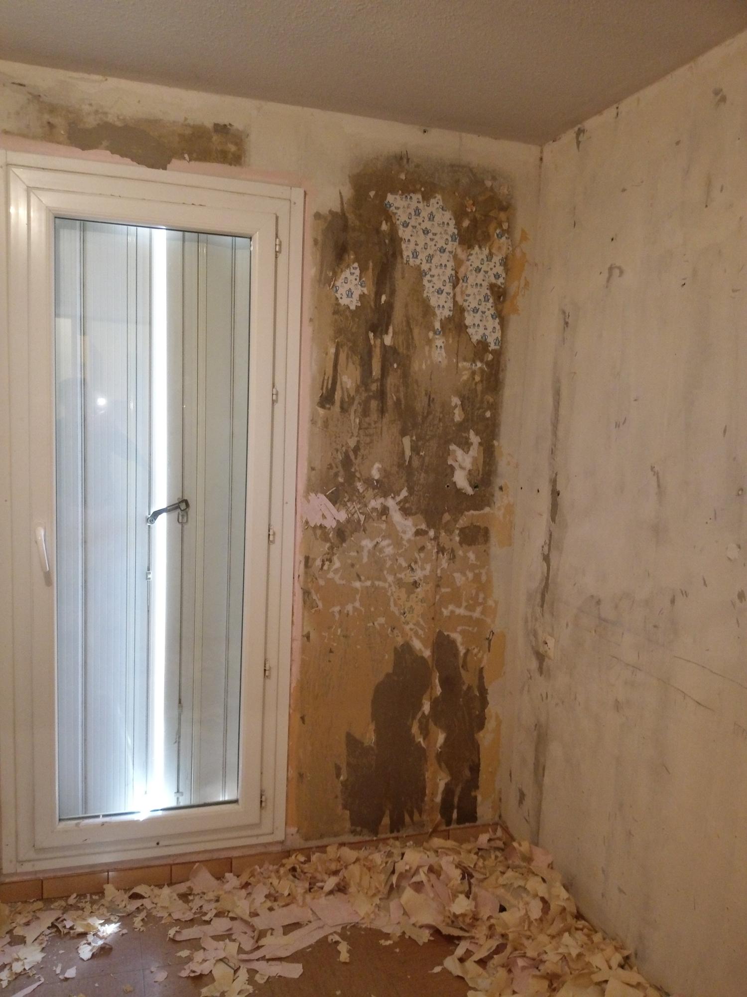 Murs Détapisser avec beaucoup de papier collé encore sur le mur