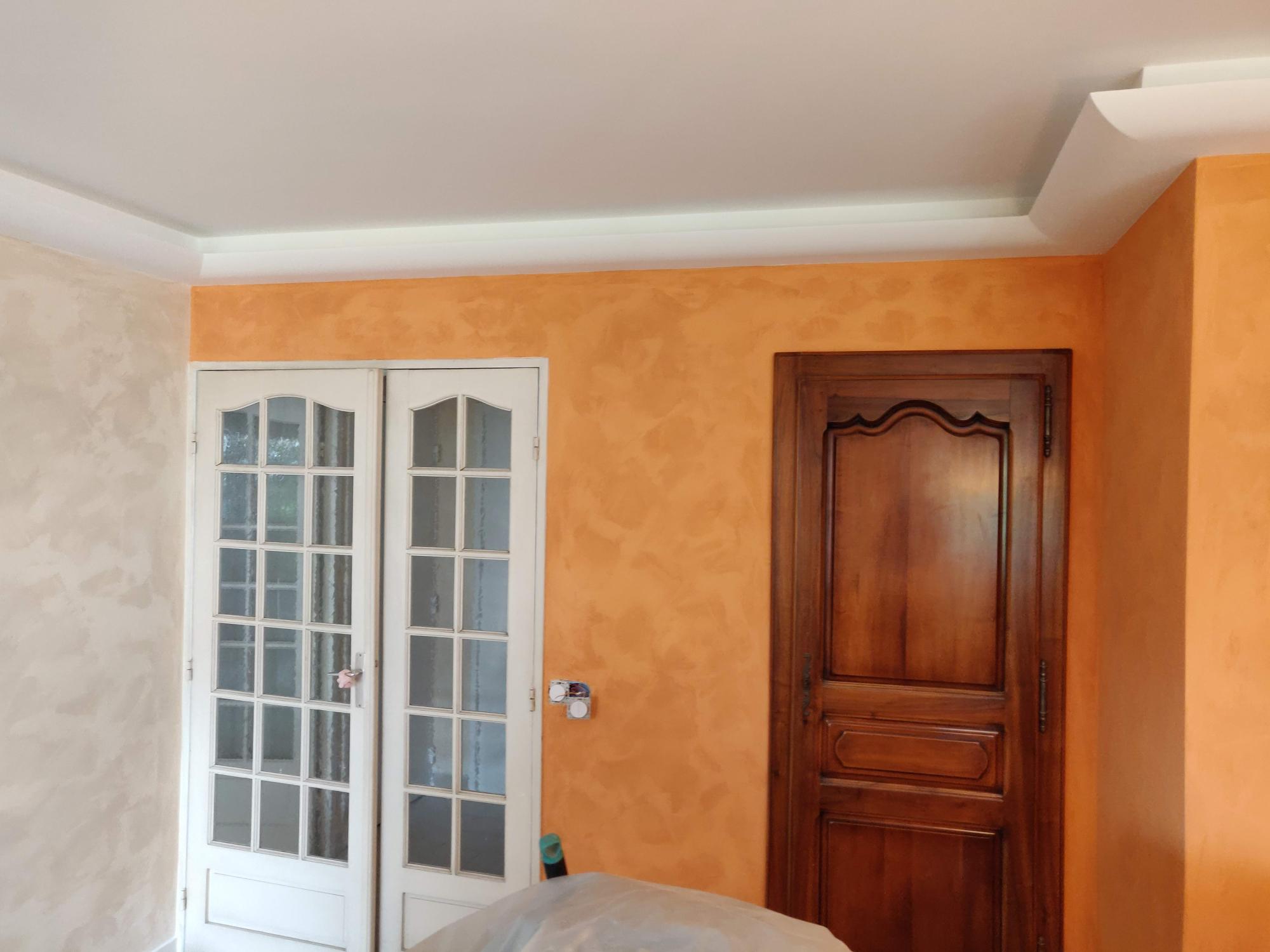 murs orange effet sablé