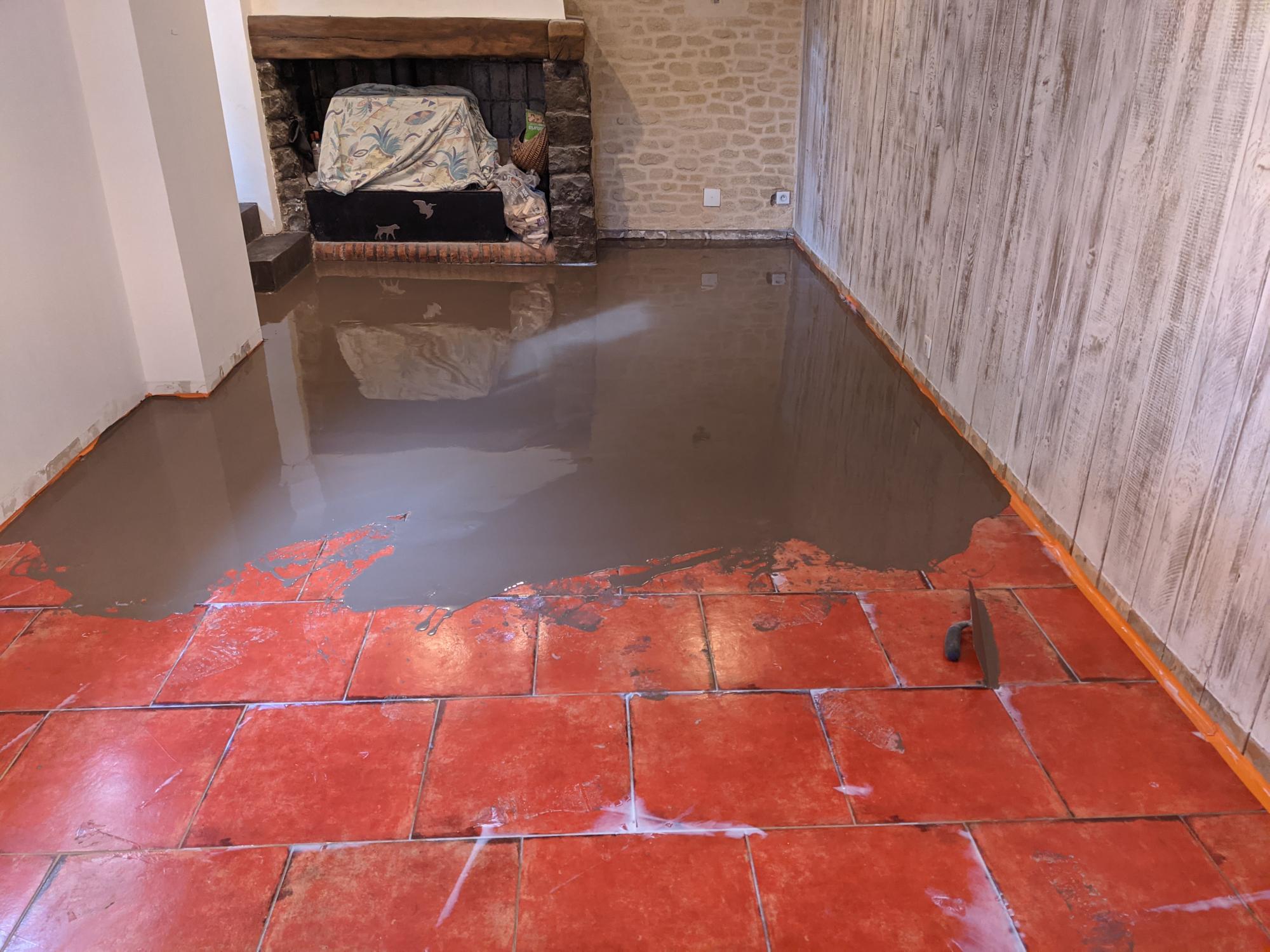 sol carrelage rouge avec un ragréage