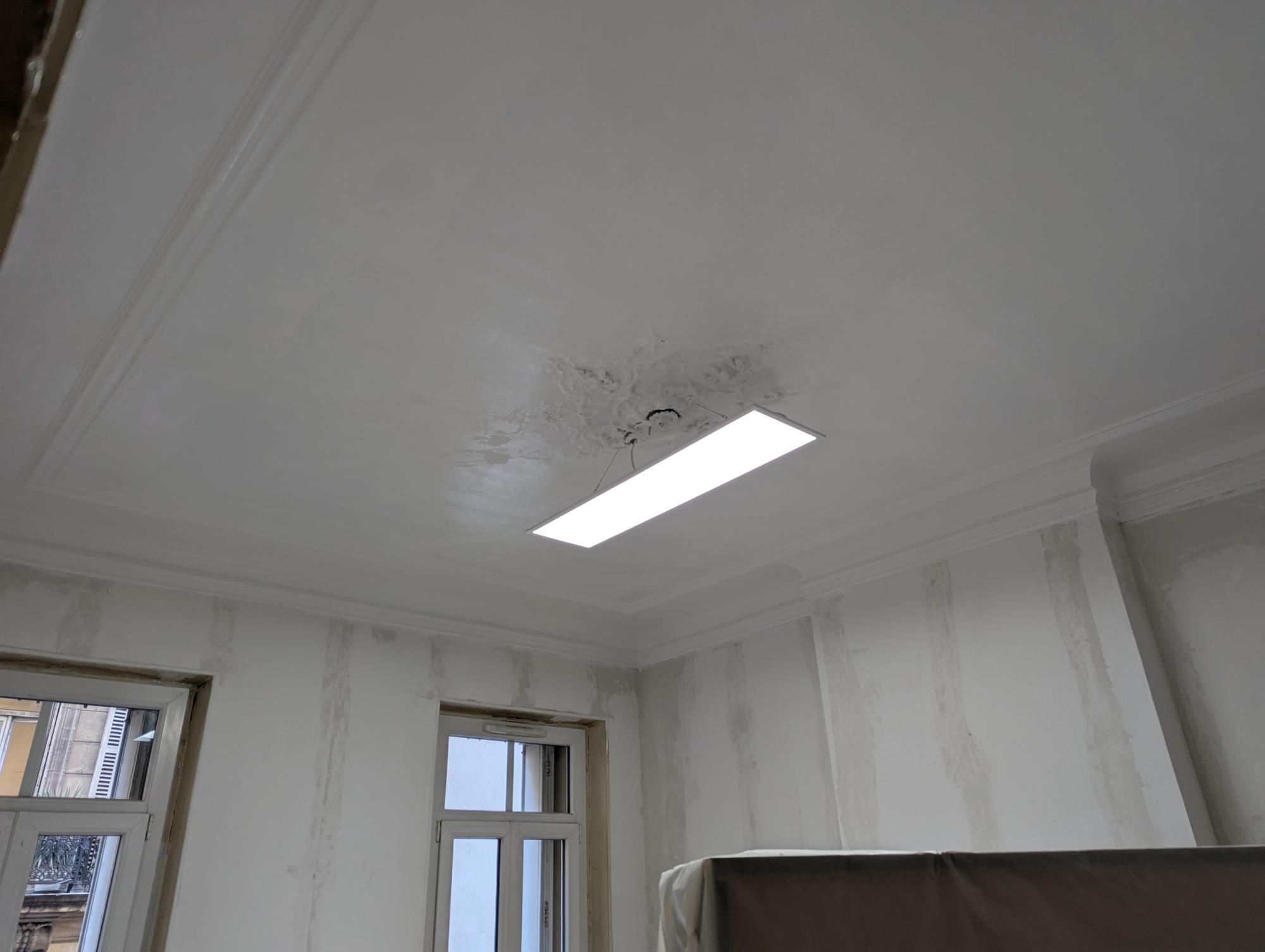 Plafond peint en blanc