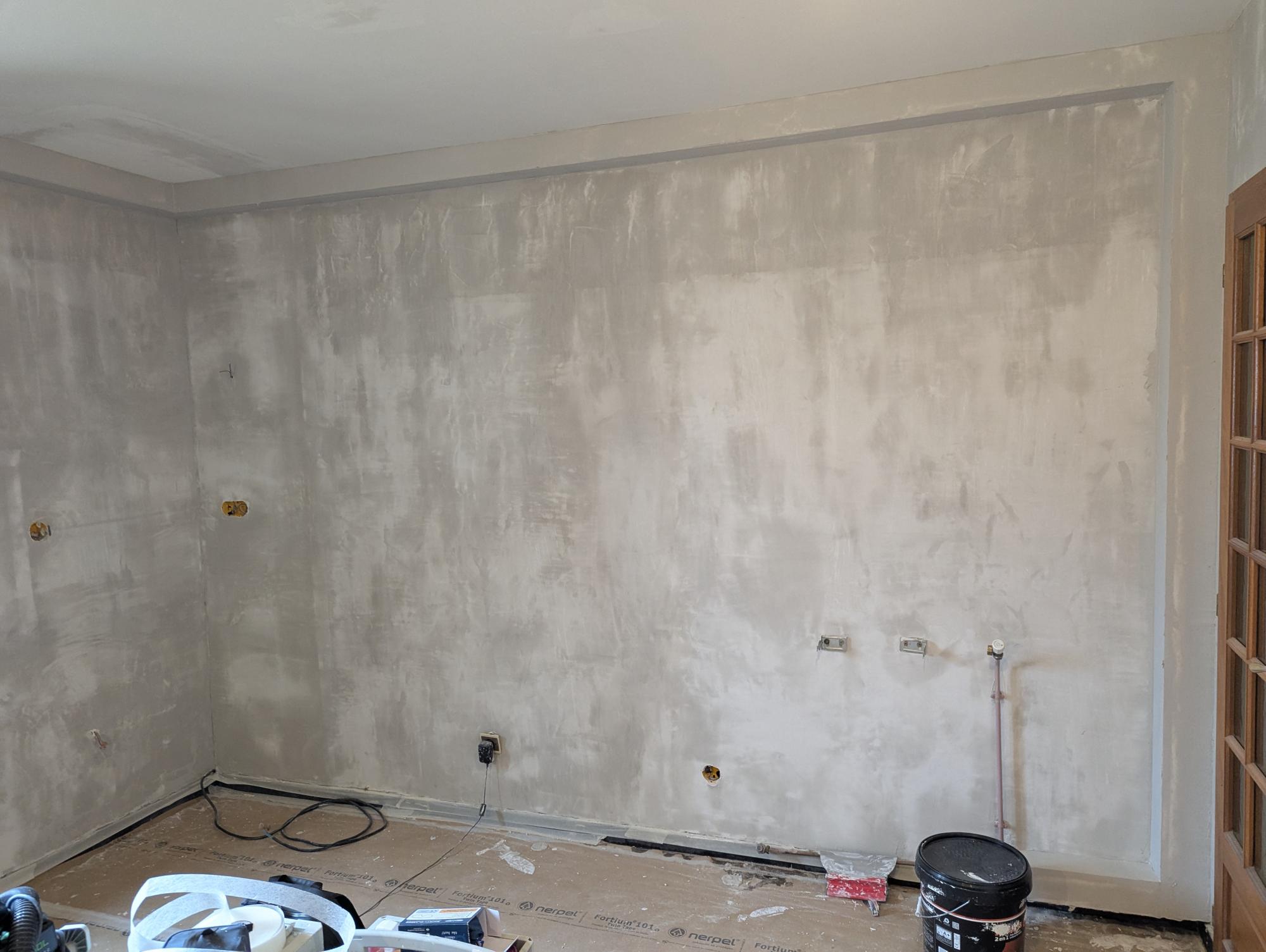 Murs d'une cuisine avec des enduits complets gris clair