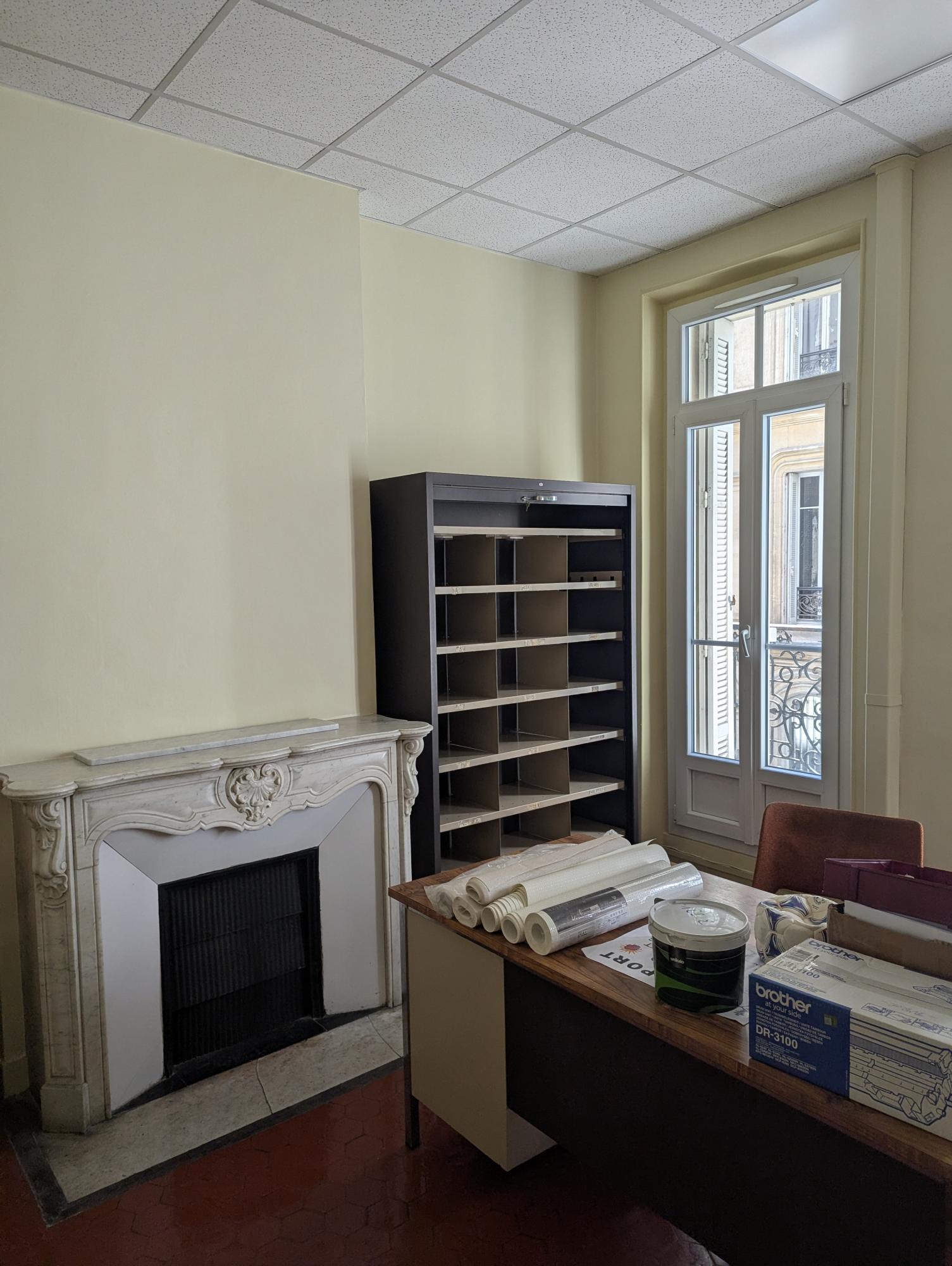 Bureaux avec les murs peints en jaune