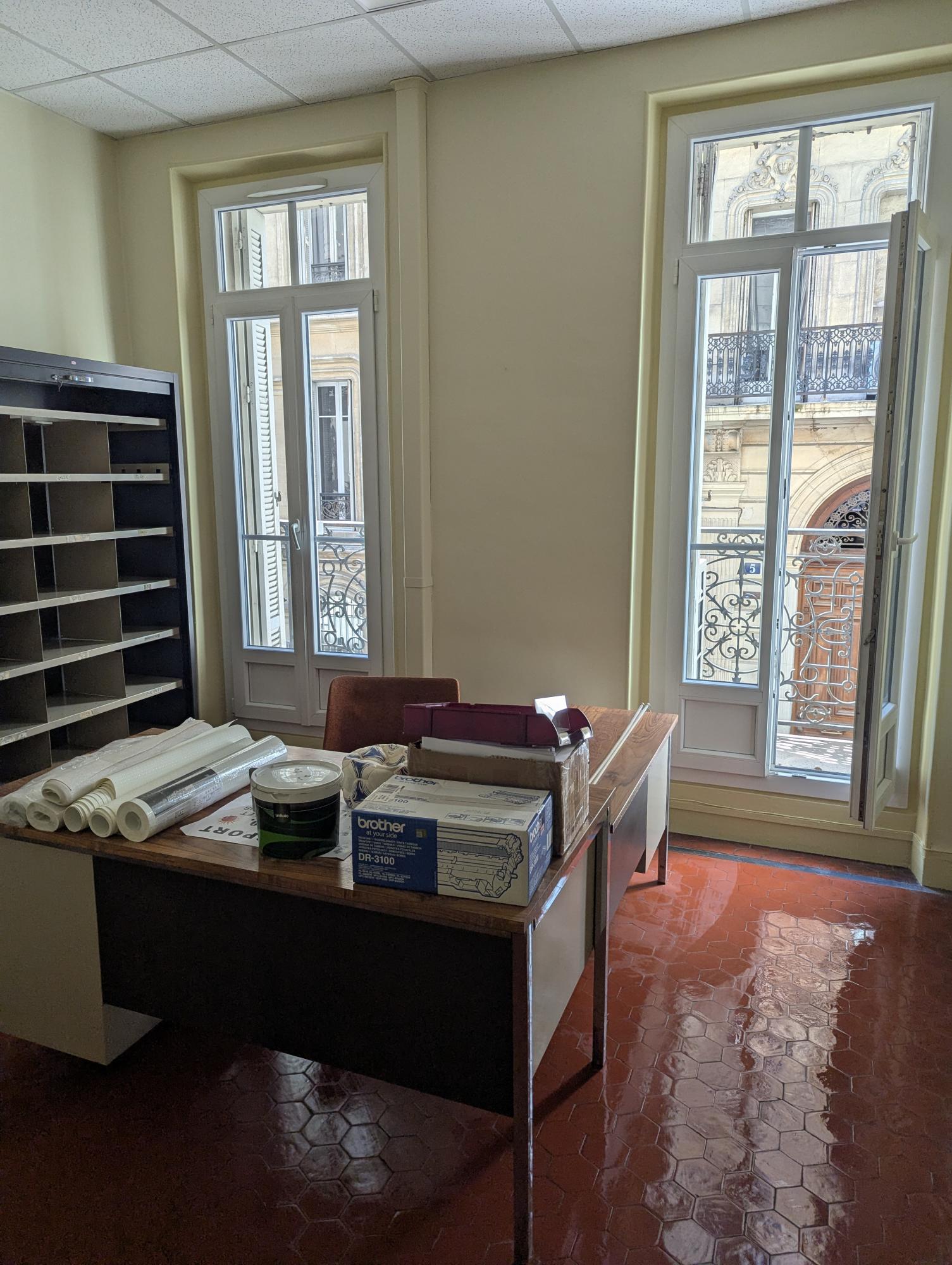 Bureaux avec les peints en jaune