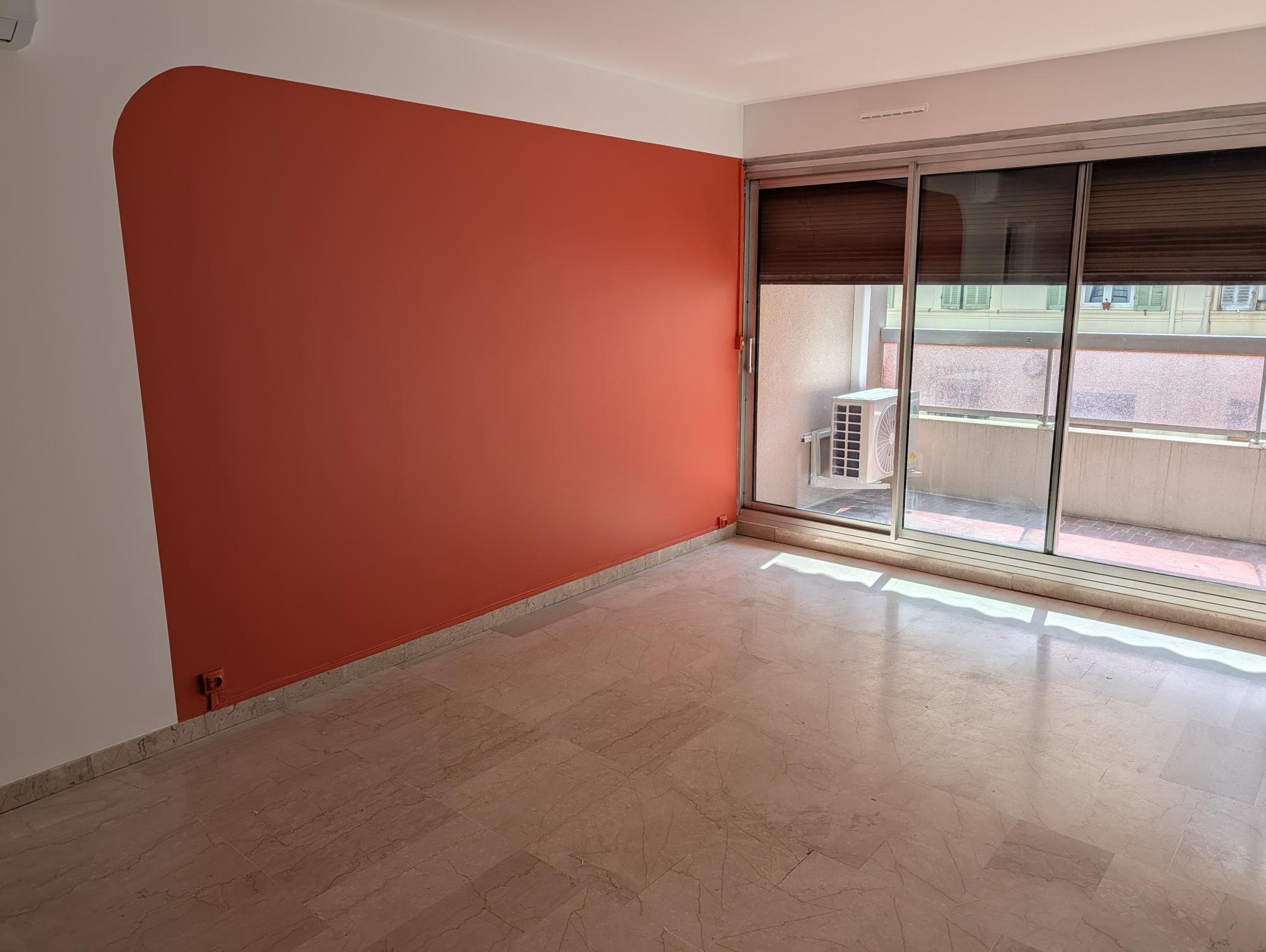 mur peint en blanc et orange