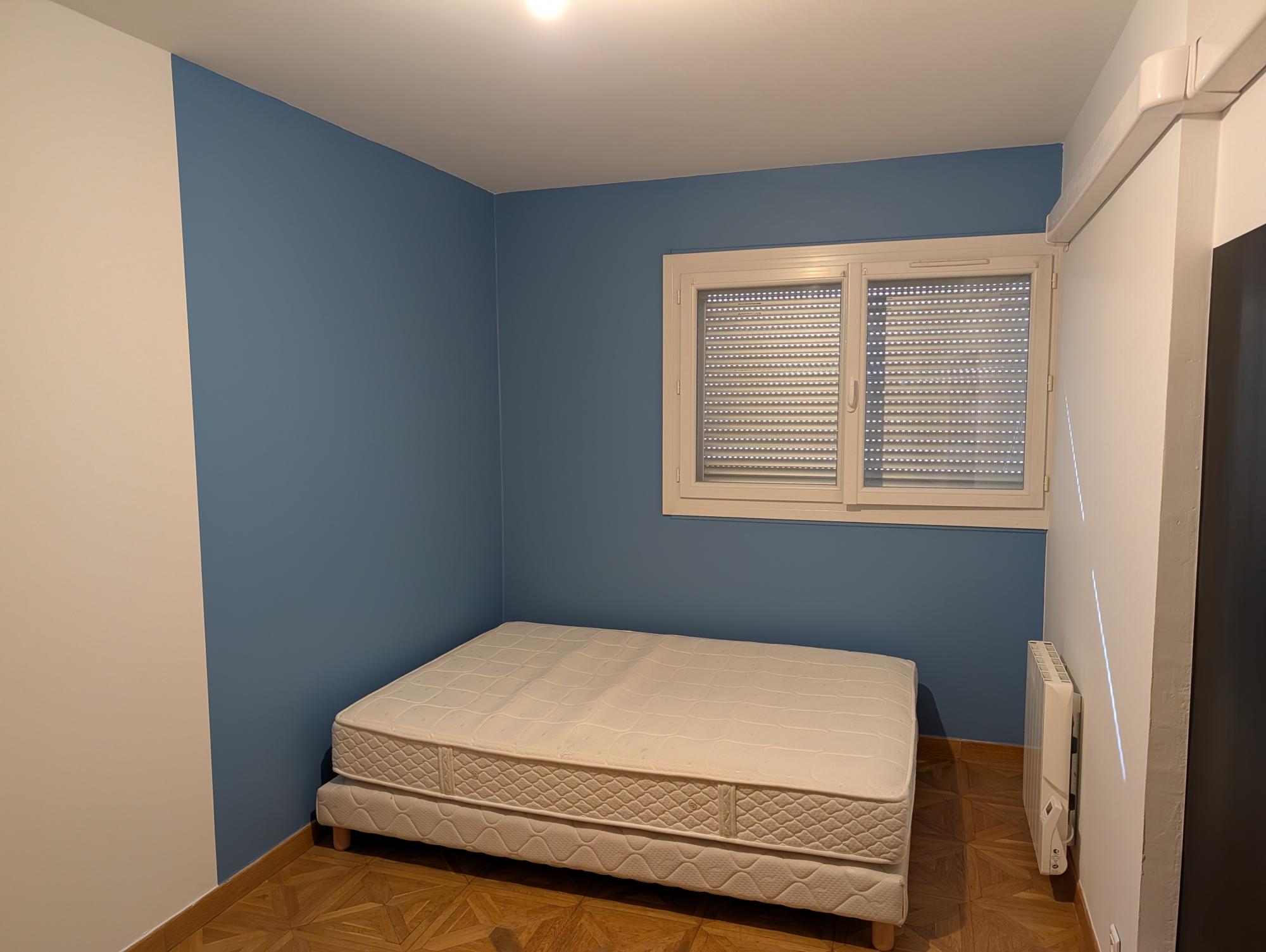 chambre peinte en blanc et bleu