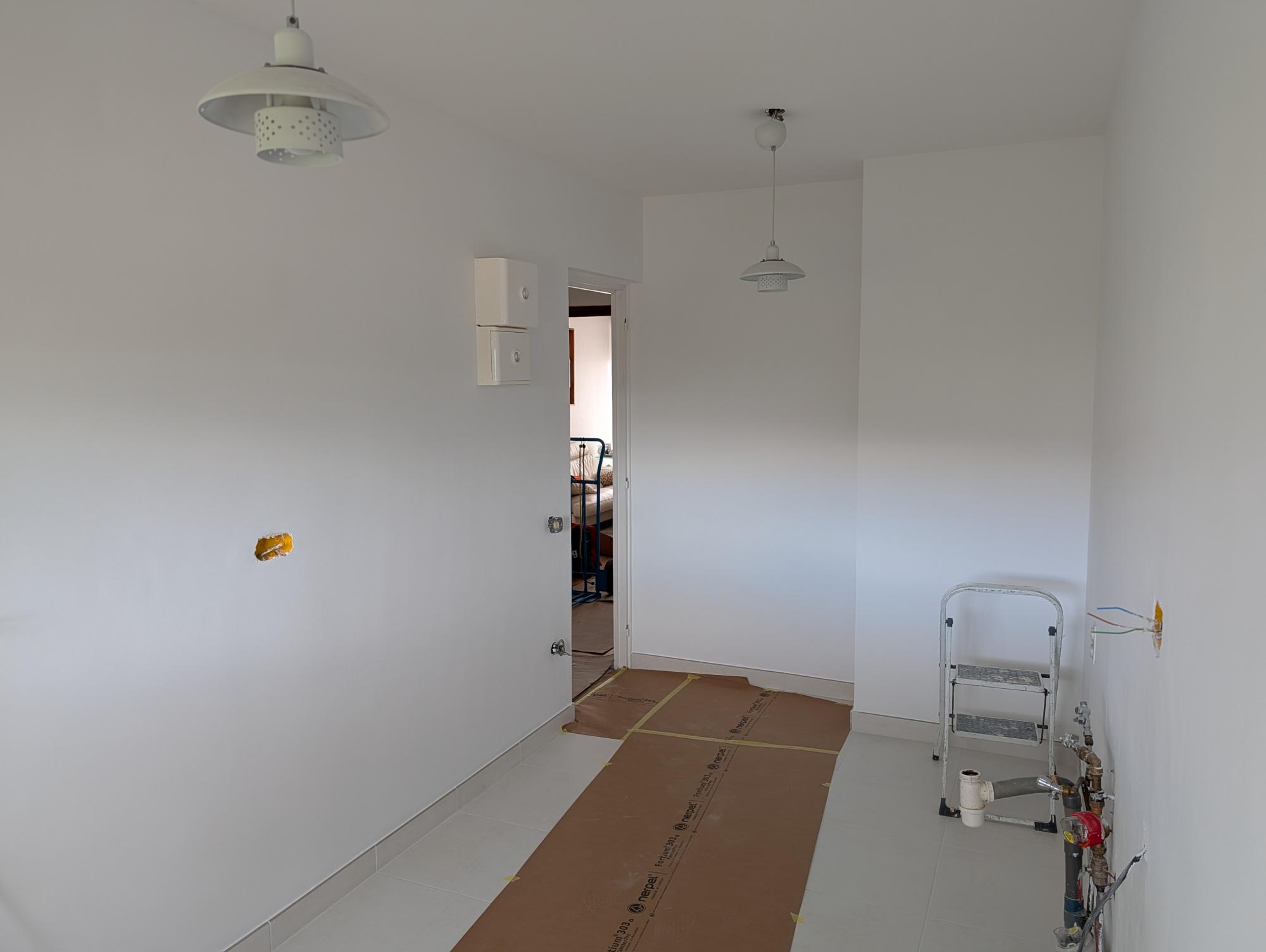 cuisine peinte en blanc avec protection au sol