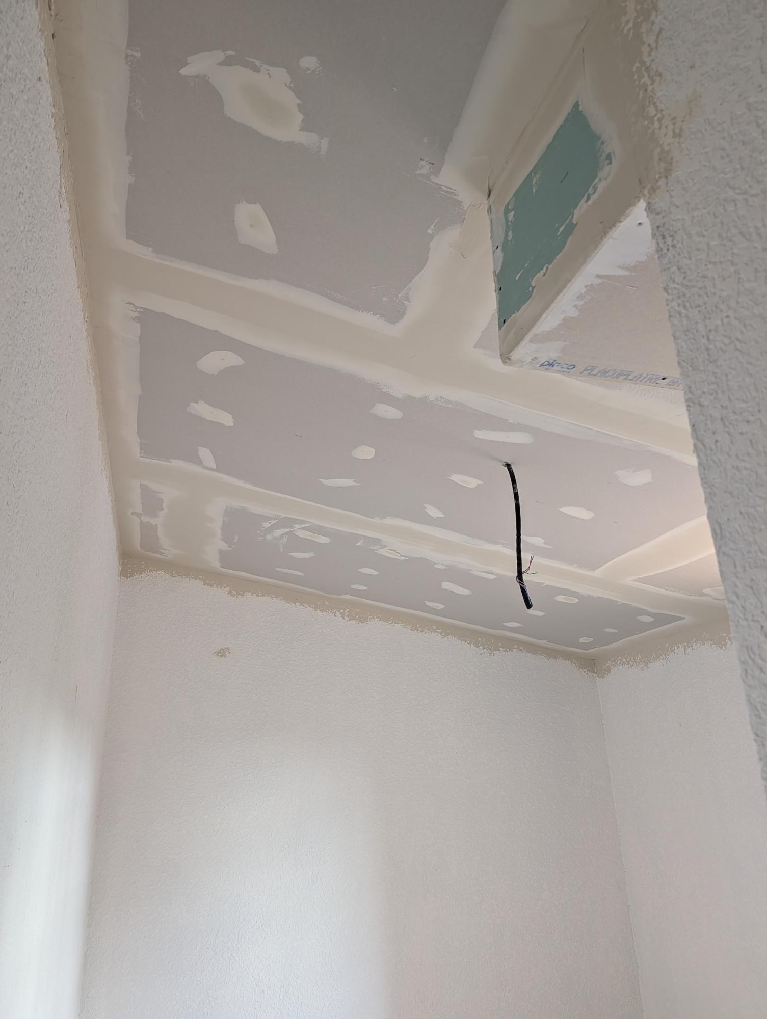 Plafond en placoplâtre et bande placo