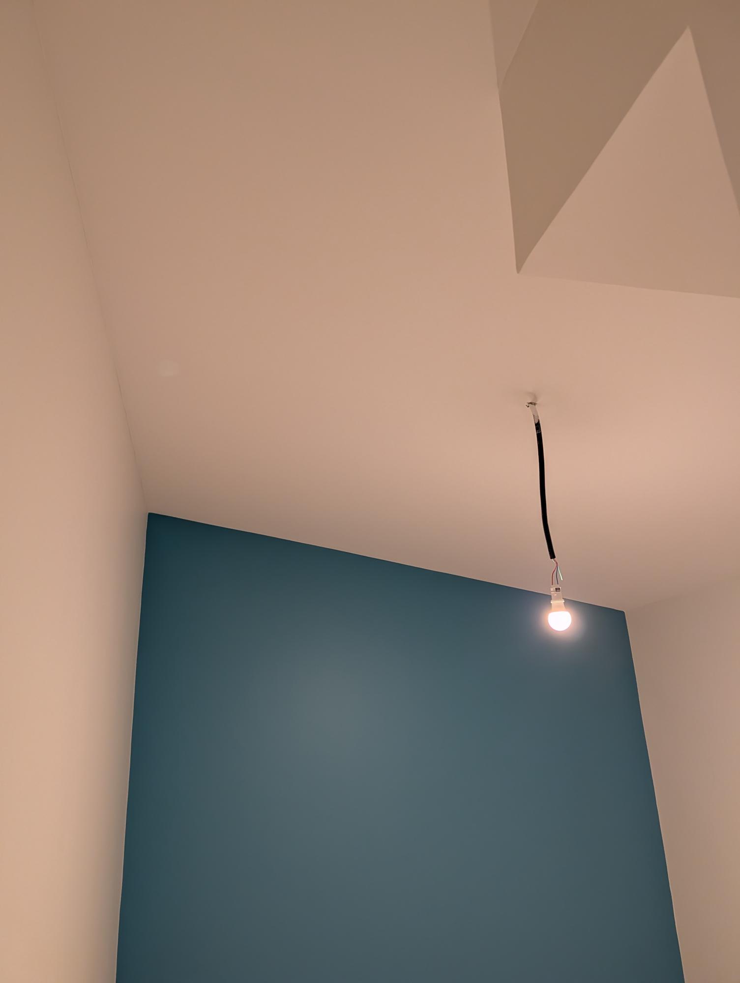 plafond et murs peints en blanc d'une couleur