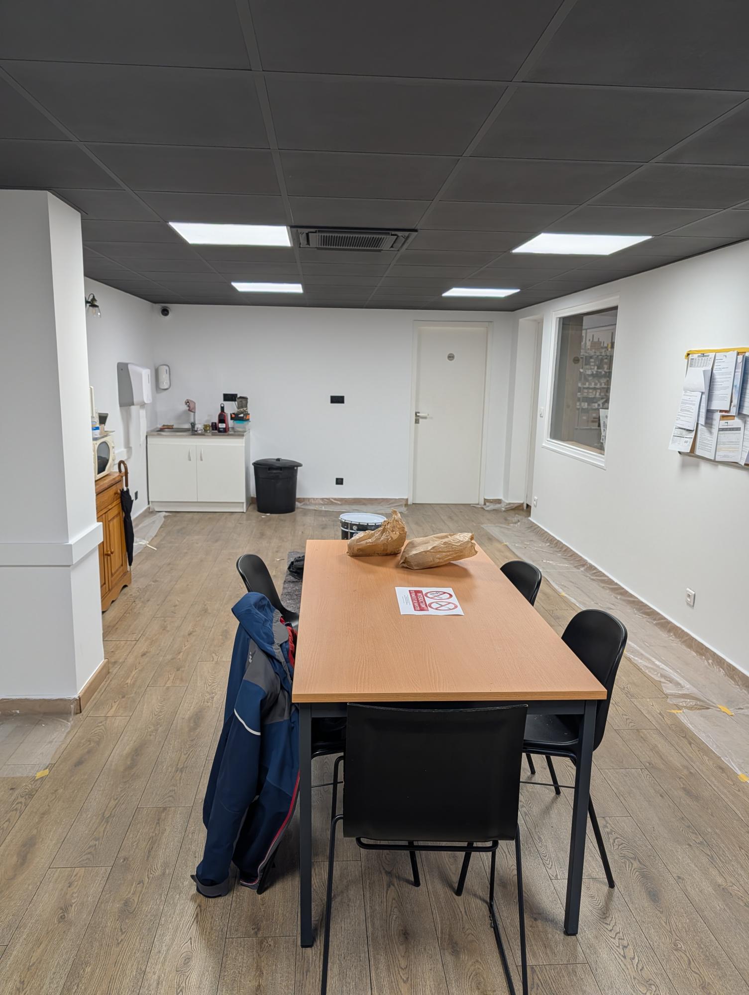 Salle de repas les murs peints en blanc