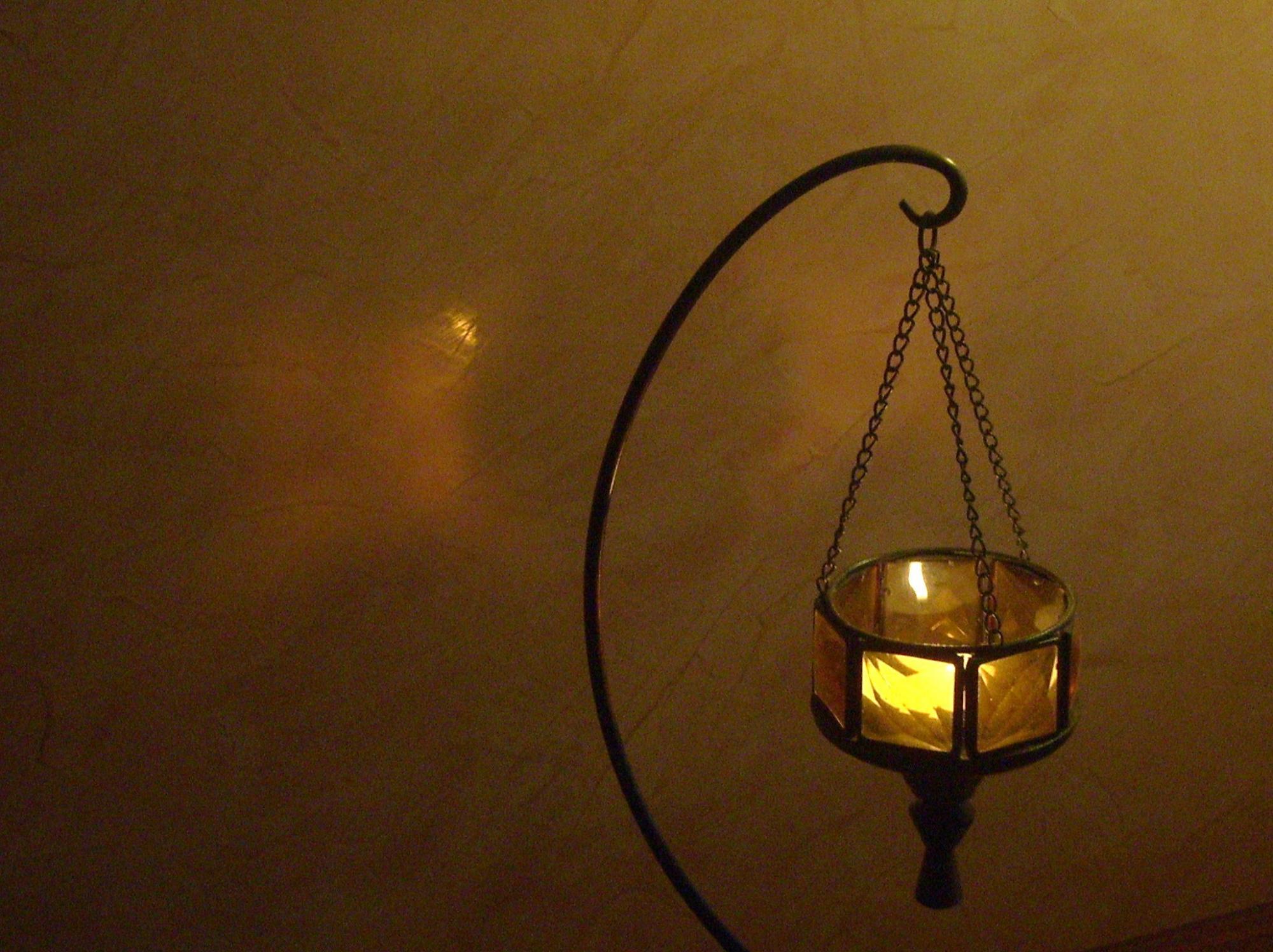 Murs en stuc couleur havane et une lampe orientale